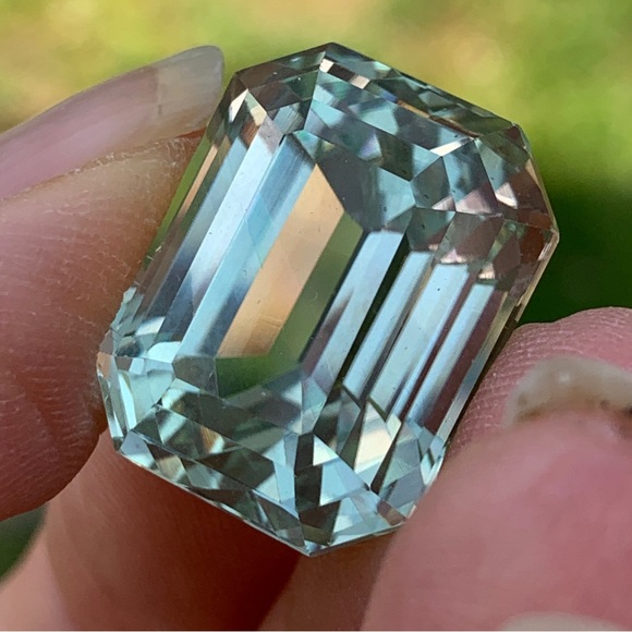 44.52 (CT)CERTIFIED Natural Green Spodumene Cut Gemstone - Picture 4 of 17